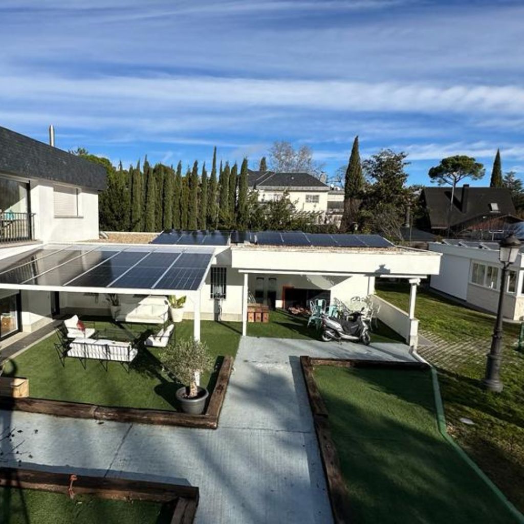 pergolas con paneles solares para chalet