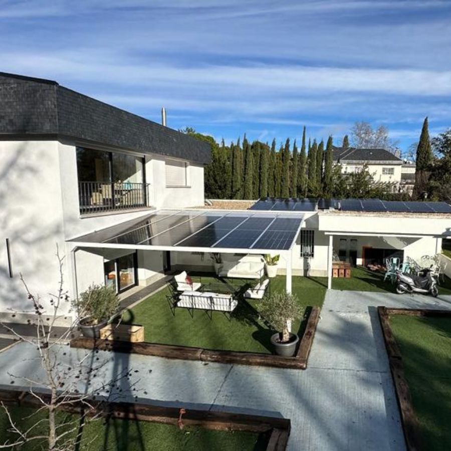 pergolas con paneles solares para chalet